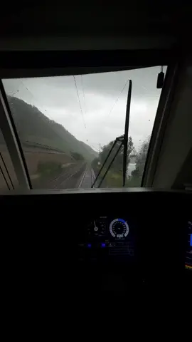 Autumn is here 🍂🌧️ #traindriversview #vectron #rain #königswinter #mittelrhein 