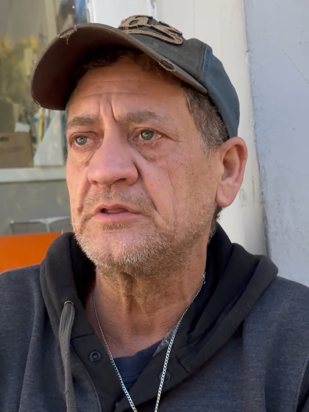 Hoy conocimos a Carlos 💔 Perdió una pierna en un accidente y, hace poco más de un año, se vio obligado a pedir en la calle para poder vivir 🦵✨ A pesar de todo, su mayor deseo no es dinero… es estar con su familia. Y si alguien le ofreciera un trabajo, ¡lo recibiría con las dos manos levantadas 🙌💛! Hoy nos recuerda algo importante: con una oportunidad, siempre se puede volver a empezar 🌟 Si querés sumarte y ayudar, escribime por DM 📩