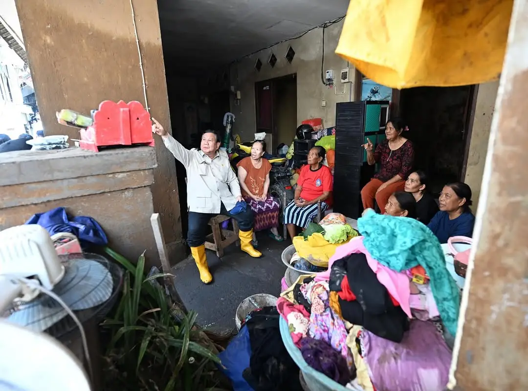 Seusai melakukan lawatan sehari di Qatar dan Persatuan Emirat Arab, Presiden Prabowo Subianto memutuskan langsung menuju ke Bali, untuk mengecek langsung penanganan korban bencana banjir sesuai yang diintruksikan Presiden kepada jajarannya sesaat banjir melanda Bali.    Banjir besar yang pertama kali melanda beberapa wilayah di Bali dalam 70 tahun terakhir ini, merupakan dampak dari fenomena alam gelombang ekuator Rossby dan Kelvin sehingga timbul awan hujan masif yang menimpa Bali, pada tanggal 9 sampai 10 September 2025 selama hampir 24 jam, dan turunnya hujan lebat 385 mm.   Pemerintah terus bergerak cepat dalam penanganan bencana banjir yang melanda beberapa wilayah di Bali. Dalam kesempatan ini, Presiden pun kembali memastikan apa yang telah diinstruksikan kepada jajaran Badan Nasional Penanggulangan Bencana (BNPB), Kementerian Pekerjaan Umum, Kementerian Sosial, dan instansi terkait lainnya, telah berjalan tepat dan cepat.  Sumber: IG @/sekretariat.kabinet