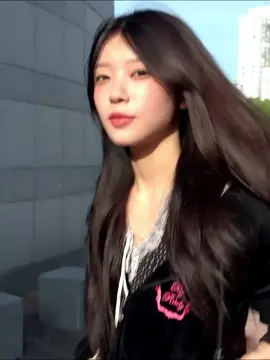 she’s so fine mannn🧎‍♀️🧎‍♀️ #illit #moka #fyp 