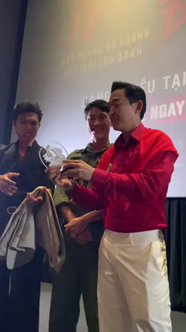 Mượn coi xíu rồi xả vai nha mấy chàng ơi 🤔#longbun #stevennguyen #Mưađỏ #HứaVĩVăn #cinetourmuado 