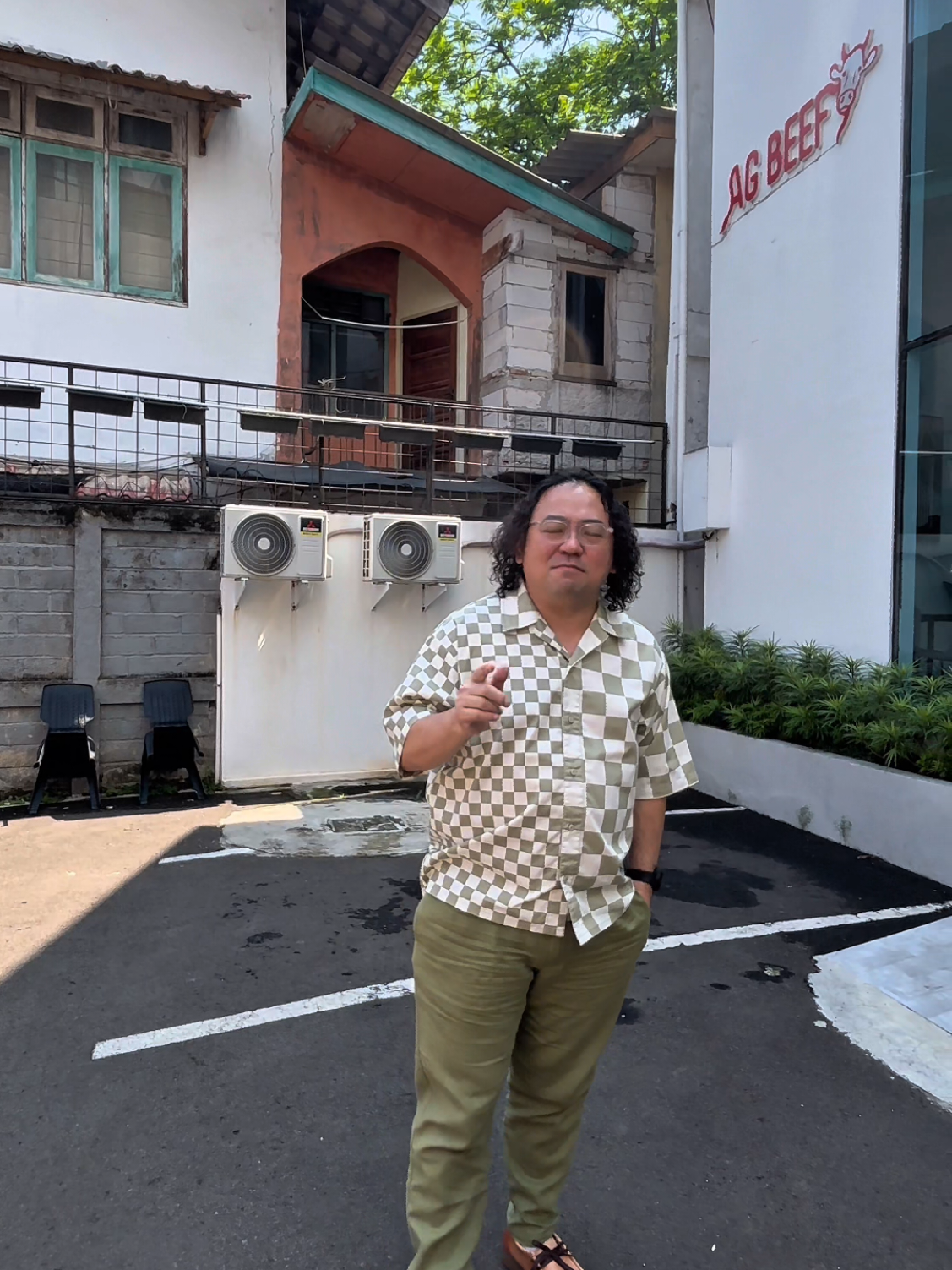 OOTD wisudaan teman Kemeja @Vans  celana @mango shoes @clarks 