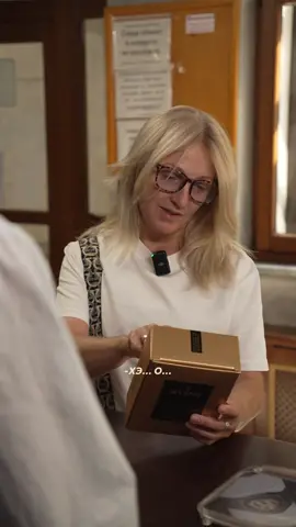 Многие даже не подозревают, что надписи VS, VSOP или XO на бутылке дивина — это не просто буквы, а важные международные  обозначения выдержки: •VS — от 3 лет (Very Special) •VSOP — 5–6 лет (Very Superior Old Pale) •XO — от 7 лет (Extra Old) •XXO — старше 20 лет (Extra Extra Old) Эти термины в обиходе по всему миру, их используют для экспорта, чтобы продукция была понятна на любом рынке.  Но так как продукция выпускается и для местного и для зарубежного рынка одна и та же, в ПМР вы тоже можете увидеть эти обозначения. #pmr #tiraspol #пмр #тирасполь #тираспольпмр 