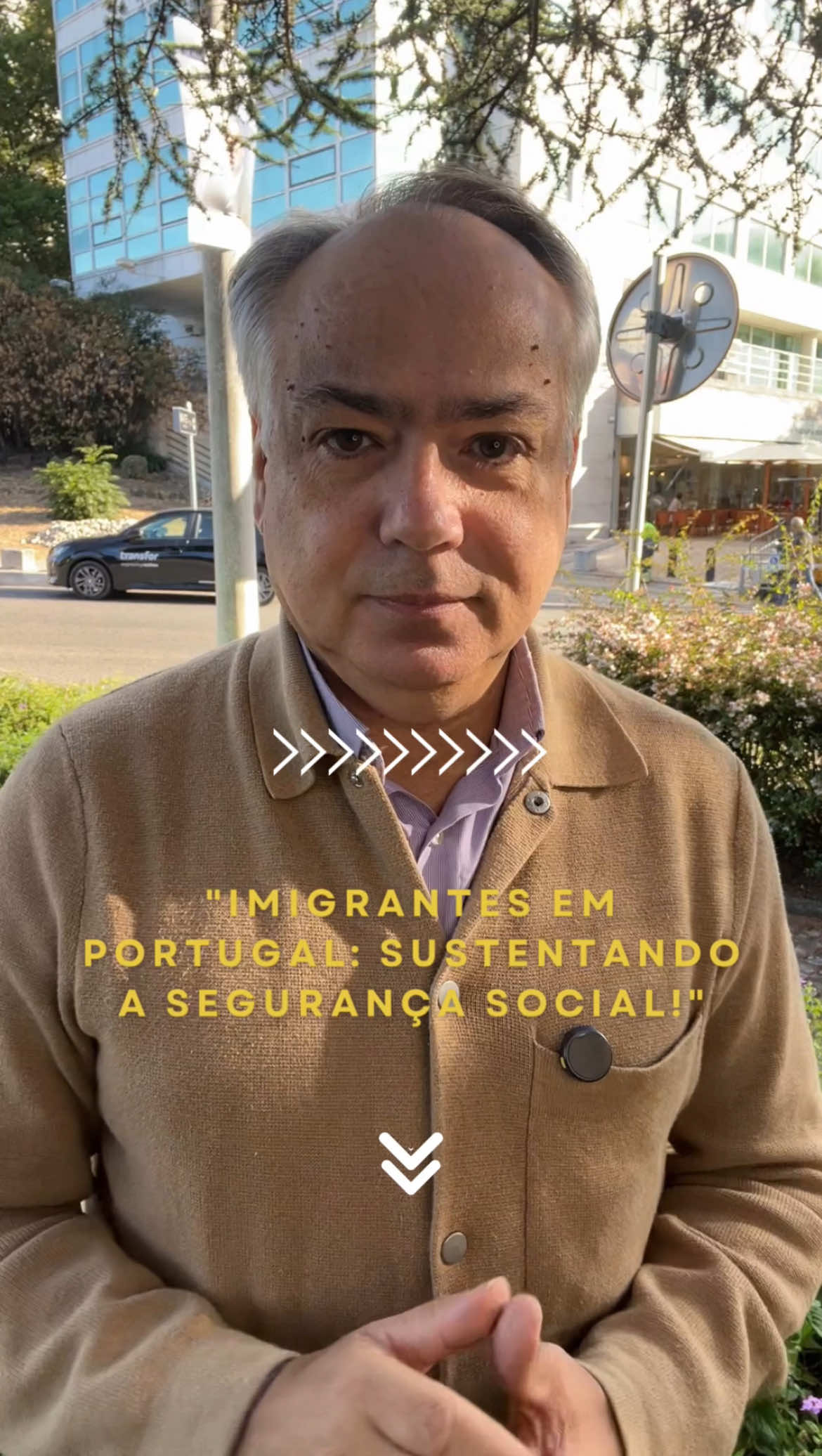 🎤 **Oi, pessoal! Vamos falar sobre a imigração em Portugal!** - 🚫 **Mito:** Imigrantes vêm pra cá só pra viver de subsídios. - ✅ **Realidade:** Em 2024, contribuíram com **3,6 mil milhões de euros** para a Segurança Social! 💰 - 🇧🇷 **Brasileiros** são o maior grupo, com mais de **37%** das contribuições. - 🇮🇳 **Índios** e 🇳🇵 **Nepaleses** também estão na lista! - 📈 **Crescimento:** Portugal depende da mão-de-obra estrangeira para aumentar o número de trabalhadores. - 👥 **Beneficiários ativos:** Aumentaram **2,4%**, chegando a **5,6 milhões** de pessoas! - ❌ **Incoerência:** Imigrantes regulares são atacados, enquanto os irregulares vivem sem direitos e são explorados. - 💸 **Prestações sociais:** Em 2024, as ajudas pagas a estrangeiros foram de **687 milhões de euros**, apenas um quinto do que contribuíram! - 📉 **E se as contribuições cessassem?** As receitas da Segurança Social cairiam **12,4%**, resultando em um déficit de **1,8 mil milhões de euros**! - ⚠️ **Conclusão:** Dispensar as contribuições dos imigrantes não é viável! *Informações do setor de estatística da Direção-Geral da Segurança Social e do Jornal de Negócios.* 👉 **Siga o meu perfil para mais notícias de Portugal e do mundo!** 🌍 #Imigração #SegurançaSocial #Portugal #Contribuições #brasileirosemportugal 