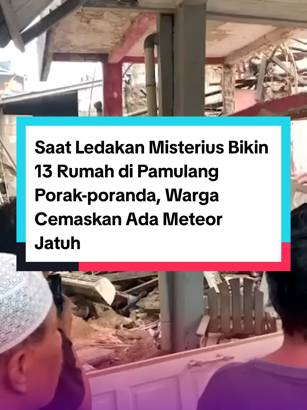 Saat Ledakan Misterius Bikin 13 Rumah di Pamulang Porak-poranda, Warga Cemaskan Ada Meteor Jatuh PROSERANG.COM - Insiden ledakan dahsyat terjadi di area pemukiman warga Jalan Talas II RT. 03, RW 01, Kelurahan Pondok Cabe Ilir, Pamulang, Tangerang Selatan (Tangsel), pada Jumat, 12 September 2025 sekitar pukul 05.15 WIB. Diketahui, ledakan yang tiba-tiba meletus di pagi hari itu menghancurkan 3 rumah dan merusak 10 rumah lain di area sekitarnya. Mahmud (64), menjadi salah satu warga yang rumahnya porak poranda terkena ledakan misterius di wilayah tersebut. Saat ditemui awak media di lokasi kejadian, Mahmud menuturkan adanya suara ledakan keras yang membuat atap rumahnya hancur hingga banyak batu-batu yang terpental. 