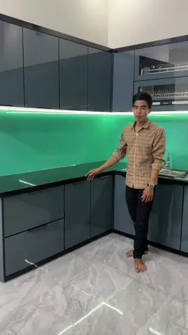 Lên hình mẫu tủ bếp thùng nhôm thường mặt ngoài cánh kính tiết kiệm chi phí được rất nhiều so với thùng nhôm tấm - mẫu tủ vẫn rất đẹp và bền nha mọi người#nhomkinhvietquat #xuhuongtiktok #oceanluxury #vietquatsaigon 