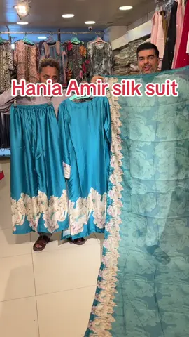 Metro Mall Metro Mall For order whatapp ✅03352244885 Hania Aamir silk suit 💕 Lulusar silk design ❤️ Highest quality fabric & stitch💝 #suitbymetro#lulusarsilk#foryou#worldwildshipping✈️✈️🌍🇺🇸 #USA.UK .CANADA.USE.tiktok