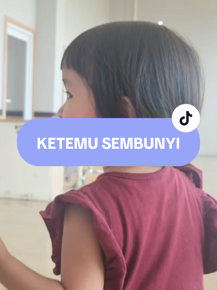 Pernah ga kalian lagi nyariin orang, eh pas udah ketemu orangnyaaa, kalian tiba2 sembunyi wkkwkw Onframe : Guitara, gadis kecil nya Bu winda yang menggemaskan✨️ #lucu #ketemu #sembunyi #pelayanan #cari 