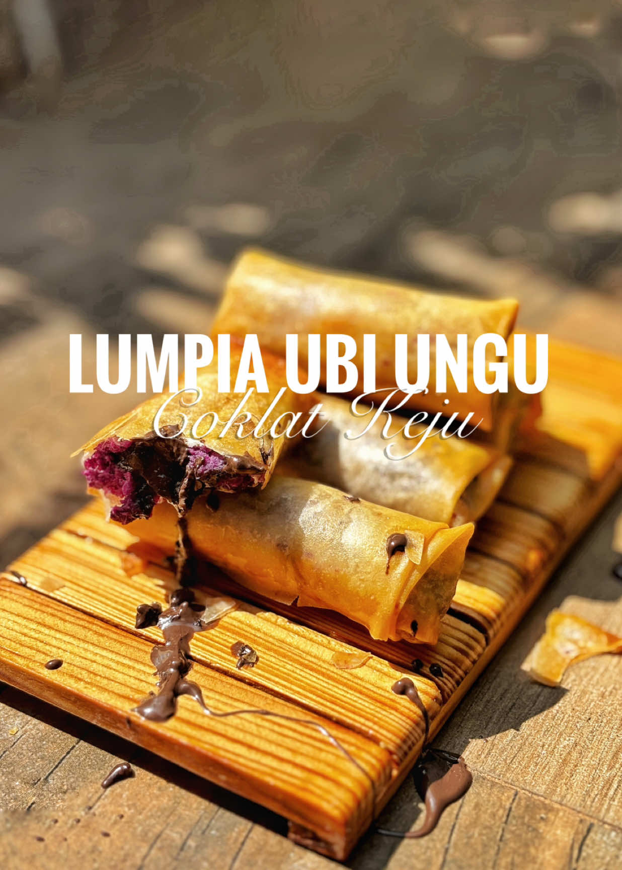 Lumpia Ubi Ungu Coklat Lumer ✨ Cemilan simple, murah meriah tapi rasanya mewah! 🤤 Berawal dari kulit lumpia sisa, jadi kreasi manis favorit keluarga. Isian ubi ungu + coklat lumer bikin nagih banget 🥰 👉 Bisa juga isi keju biar makin creamy~ Cocok buat ide jualan atau sekadar ngemil cantik di rumah lohh Cobain deh! 😍 #lumpia #ubiungulumer #cemilanmurah #idejualan #promoseruweekend 