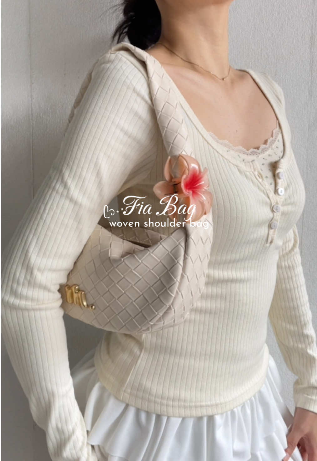 What fits inside my new woven shoulder bag? 🤍💭 #wovenbag #shoulderbag #mossdoom #taswanita #fyp 