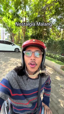 Nostalgia pas cilik😝 Yoi, suwe banget rasane gak ke Alun-alun. Inget banget dulu sering kesini kalau pulang sekolah atau abis renang di Tawira.  Saiki aku pengen nostalgia maneh tapi ga lengkap rasane lek gak tuku jajan.  Akhir e aku beli makan lewat Grab karena ada discount GrabPuas Up to 50%. Real puas dan hemat iki. Apalagi sekarang lagi ada Grab Bike Hemat cuma 6.500 ajaa! #malang #mertua #orleysen #alunalunmalang 