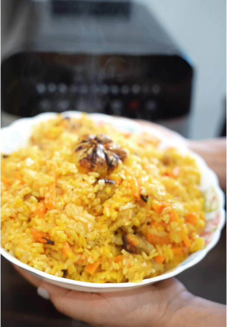 Плов в аэрогриле 🍲🔥 Готовлю в любимом аэрогриле Demiand Артикул на WB: #258960480 Артикул на Ozon: #1706106498 ⸻ Да-да, в аэрогриле можно сделать настоящий плов 🙌 🔸 Сначала отправляю телятину с кусочками внутреннего жира на 10 минут при 200° — мясо подрумянивается и становится ароматным. 🔸 Добавляю лук и морковь, довожу до полуготовности. 🔸 Сверху — рис, протёртые помидоры, куркума, чеснок и специи (можно взять готовую смесь для плова или аджику). 🔸 Заливаю кипятком, кладу сверху целую головку чеснока. 🔸 И ещё 35 минут при 200° в режиме “крупы”. В итоге получается рассыпчатый, ароматный и очень вкусный плов 😍 ⸻ Хэштэги: #аэрогриль #demiand #плов #рецептываэрогриле #полезноивкусно #семейныйужин