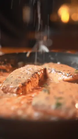 الذ وصفة سالمون تعملوها لاطفالكم مع الرجوع للمدارس  انا استخدم السالمون النرويجي لأن مياه النرويج الباردة والنقية توفر الظروف المثالية لنمو السلمون، عشان كده يجي طعمه وريحتُه دائمًا فريش. المقادير:  سالمون ترويجي زيت زيتون  ملح فلفل اسود بودرة الثوم كريمة بودرة الطماطم او صلصلة  فلفل محروش ثوم  ريحان اوريجانو جبنة البارمزان