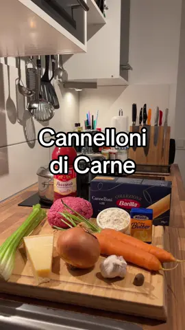 Cannelloni di Carne  🍝🇮🇹 So esse ich Cannelloni am liebsten 👨🏻‍🍳 #pasta #Recipe #cooking #worldwide #italianfood  Zutaten (für 2 Personen): •	16 Stk Cannelloni •	400g Rinderhackfleisch •	1 Zwiebel  •	2 Knoblauchzehen •	2 Sellerie Stangen  •	2 Karotten •	80g Grana Padano  •	500ml Passata  •	20g Butter •	40g Mehl •	250ml Milch •	100ml Rotwein (zum Ablöschen) •	Ein wenig Muskatnuss  •	Salz & Pfeffer  Zubereitung 1.	Vorbereitung: Zwiebel, Sellerie und Karotten in kleine Würfel schneiden. Danach den Knoblauch fein hacken. 2.	Füllung vorbereiten: Einen Topf erhitzen & einen guten Schuss Olivenöl hinzugeben. Jetzt die Zwiebel, die Karotten, den Sellerie & den Knoblauch anbraten. Nach ein paar Minuten das Rinderhackfleisch dazu geben. Das ganze jetzt nach wunsch würzten. Ich nehme hierfür Salz und Pfeffer. Wenn das Hackfleisch gar ist, das ganze mit Rotwein ablöschen (alkoholfreie Variante mit Rinder/Gemüsebrühe). Jetzt die Passata hinzugeben, alles umrühren und bei mittlerer Hitze 20min köcheln lassen. Nach 20min ein wenig Tomatensoße abschöpfen & bei Seite stellen. Diese brauchen wir später noch. 3.	Béchamel herstellen: Topf auf mittlere Hitze stellen. Die Butter in den Topf geben und warten bis sie langsam geschmolzen ist. Jetzt das Mehl hinzugeben und dauerhaft einrühren. Nach und nach die Milch zugießen und dabei ständig rühren, bis eine glatte, cremige Soße entsteht. Zum Schluss mit Salz, Pfeffer und Muskat abschmecken. 4.	Cannelloni füllen: Eine Ofenform nehmen und den Boden mit Tomatensoße bestreichen. Jetzt die Cannelloni mit unserer Füllung füllen und sie dann in die Form legen. Gibt bestimmt einfachere Methoden als das per Hand zu machen wie ich, für Tips bin ich da offen 😅 Über die Cannelloni jetzt die Béchamel geben. Zum Schluss on Top jetzt ordentlich Grana Padano reiben. Hier könnt ihr ruhig bewusst übertreiben, es gibt nicht zu viel Käse. 5.	Cannelloni in den Ofen: Die Nudeln kommen jetzt in einen vorgeheizten Ofen bei 200° Umluft für 30min. 6.	Anrichten: Die Pasta auf dem Teller verteilen und wahlweise mit Basilikum garnieren.