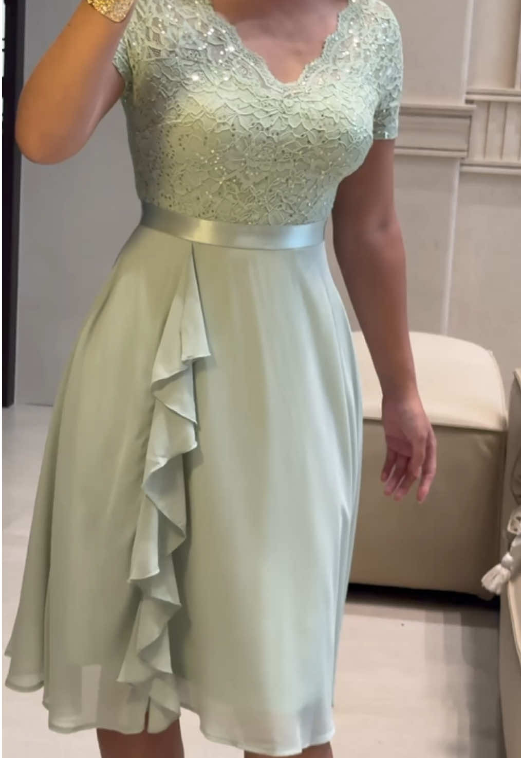 Descubre este vestido elegante que combina estilo y sofisticación para esa noche que lo merece. Perfecto para bodas, galas o cenas especiales 💖 #vestidosfiesta #vestidos #modamujer #invitadaperfecta #modaespa     @Miusolofficial 