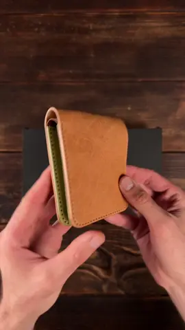 Handcrafted leather wallet in full grain cowhide leather. #leathercraft #SmallBusiness #leatherwallet #leathertok 