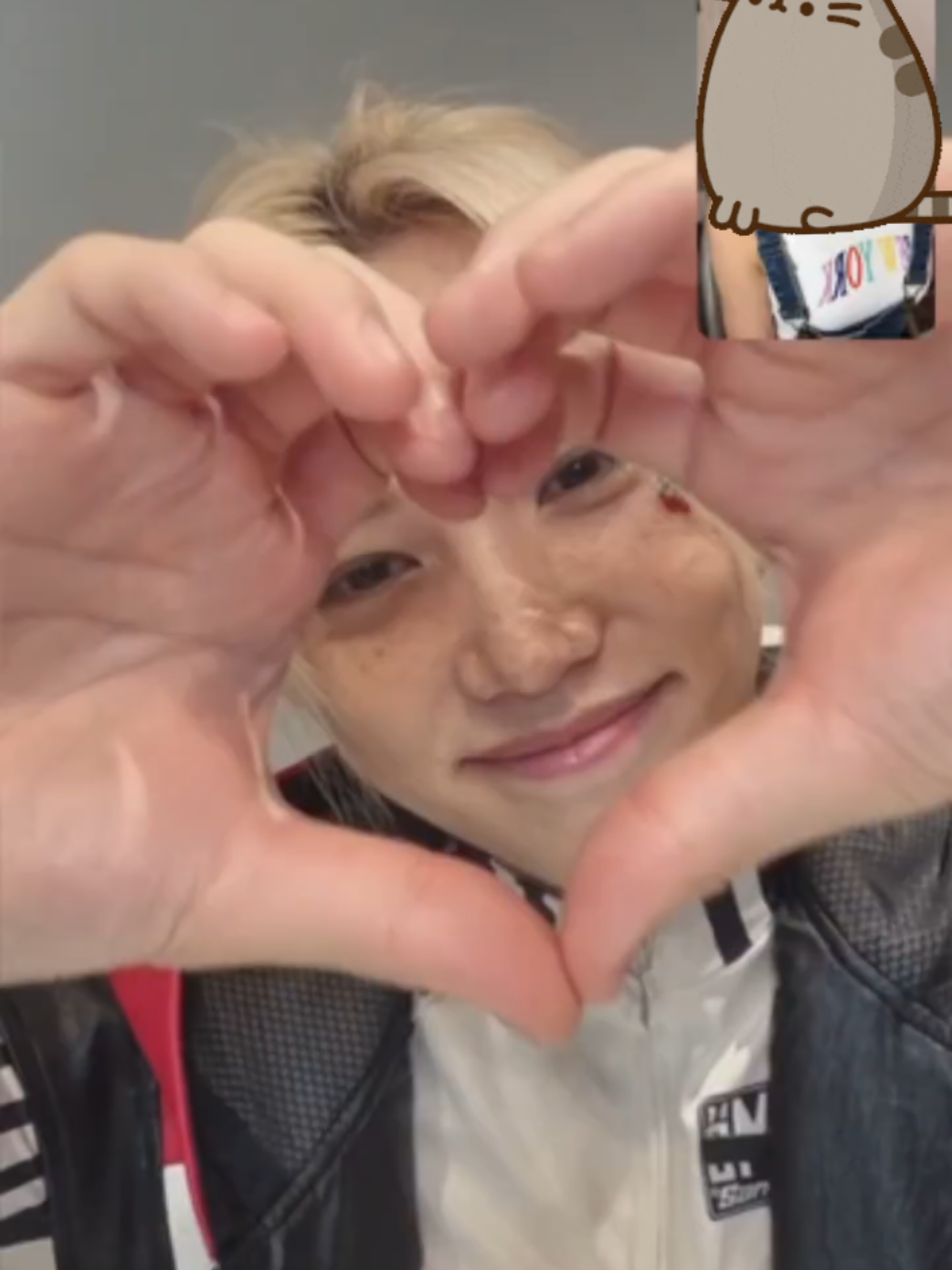 130925 Felix praise her and if they go on a date he would take her to see pups and if its another country he would take her to PARIS!! IM CRYING #Felix #필릭스 #스트레이키즈  #StrayKids #KARMA 📽.chynthiayxin