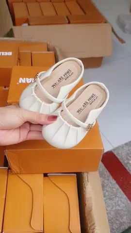 Sục xếp ly cho bé da mềm mại dễ đi  #giaybegai #suchobe #giaychobe #giaybegai 