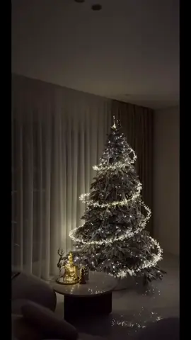 Гірлянда мішура уже в наявності 🫢 Доступні в 30 та 60м Нею можна зробити ефект як на відео 👏🏻 Та ялиночка Версаль Преміальна  На відео модель в розмірі 2.1м Кому такий комплект?