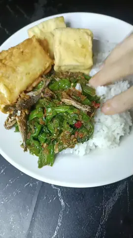 mari makan gaiiiiiiss 🤩  tumis genjer pedas+tahu tempe ikan asin enak banget 👍  #masukbranda #mukbang #makan 