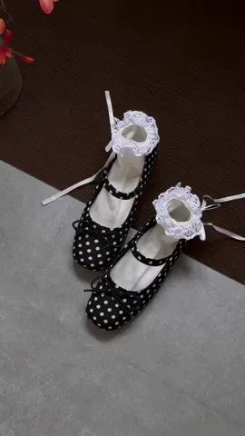 Họa tiết chấm bi lấn sân sang giày dép đúng là không làm tui thất vọng , nhìn cưng lắm mấy bà ơi, như em bé luôn ấy🎀🎀 #review ##giayxinh##depxinh##giaydep##giaybupbe