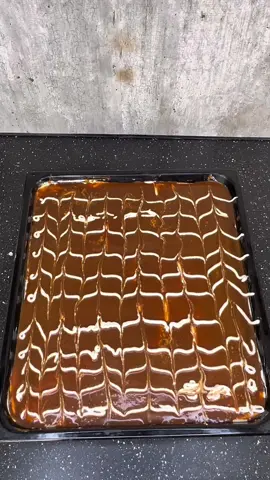 تريليتشا/ كيكة الحليب. المكونات: ٦ بيضات، كباية ك سكر، ٢ ملعقة ك فانيليا، كبايه ك دقيق، رشت ملح ، ملعقة ك باكنج بودر. الكراميل: كباية ك سكر، كباية ك حليب وملعقة ك زبدة. #الخال #اكلات_سريعة_التحضير_ولذيذه #تريليتشا #اكسبلورexplore 