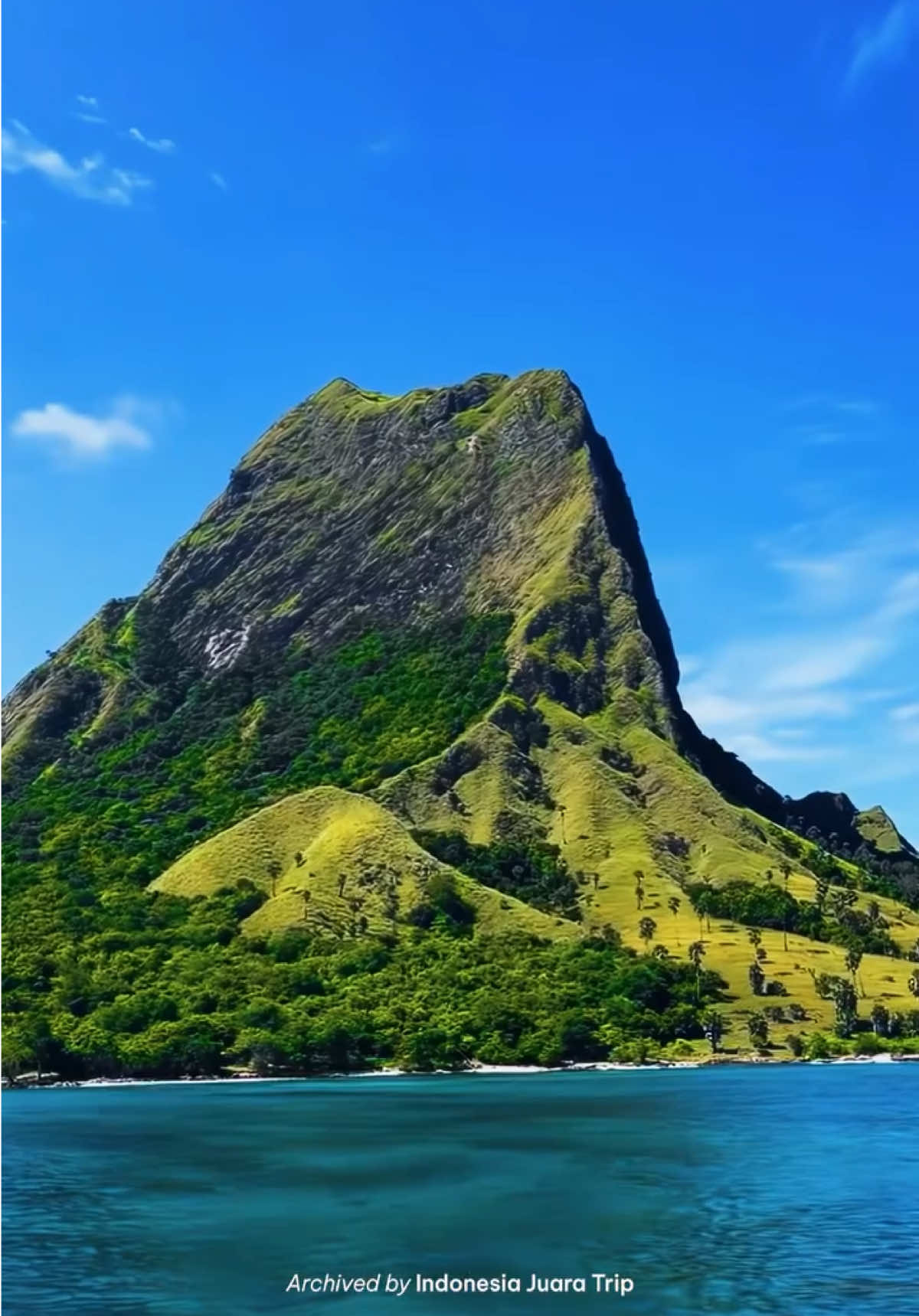 Rolling green hills that seem to touch the clouds, endless skies painted in soft light, and the quiet beauty of nature all around ☺️ Cr/ig: Indonesiajuaratrip 📍 Nuca Molas, Flores – East Nusa Tenggara #WonderfulIndonesia #HiddenParadise #EpicNature #ExploreIndonesia #IslandEscape