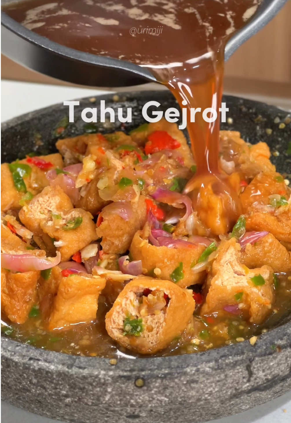 Tahu Gejrot cabe🌶️ berapa kak? Tahu Pong / Sumedang (di pasar banyak) 30 cabe rawit hijau 5 cabe rawit merah 1 sdt garam 1 sdt micin 7 siung bawang merah 3 siung bawang putih 100 gr gula aren + 400 ml air 1 sdm asam jawa+ 50 ml air panas 2 sdm kecap manis #tahugejrot #indonesianfood #kulinerindonesia #indonesiastreetfood #urimiji  