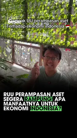 RUU Perampasan Aset bakal segera rampung, nih! Seorang Magister Matematika jebolan ITB, Alif Hijriah, memberikan bukti manfaat dari adanya UU Perampasan Aset bagi ekonomi Indonesia.  Secara garis besar, UU Perampasan Aset memang memberi banyak bagi ekonomi Indonesia, seperti: 📌 Memaksimalkan pemulihan kerugian keuangan negara akibat tindak pidana 📌 Menghemat waktu dan biaya penanganan perkara 📌 Meningkatkan daya saing dan investasi dengan memberikan efek jera serta mengurangi praktik korupsi 📌 Mengurangi kebocoran anggaran 📌 Mempermudah pelacakan dan penyitaan aset yang disembunyikan di luar negeri melalui kerja sama internasional UU ini juga diharapkan dapat memberikan efek jera kepada pelaku kejahatan dan menciptakan iklim ekonomi yang lebih bersih dan adil bagi masyarakat.  Kamu setuju gak nih kalau RUU Perampasan Aset memang benar harus segera disahkan? Tulis pendapat kamu di kolom komentar, ya! . . #garisbesar #ruuperampasanaset #uuperampasanaset #perampasanaset #ngomongyangpenting    