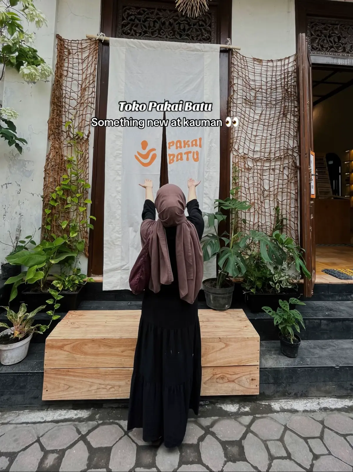 Promo 10% khusus produk pakai batu sampai 12 oktober, toko accessories baru aesthetic di daerah kauman, koleksinya cakep semua auto kalap deh, banyak printilan gemas juga.  yuk langsung gass aja 🥰 ⏰ senin-jumat 09.00-17.00       weekend 09.00-19.00 📍Toko Pakai Batu (samping persis dungo coffee) Jl. Cakra No.34 A Kauman, Kec. Ps. Kliwon Surakarta #pakaibatu #tokopakaibatu #placetogosolo #kampungbatikkauman #solo24jam🌻 