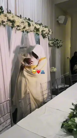Hugs after nikkah🥺🫂#muslimtiktok #couplemuslim #inshallahviral #hug #muslimfyp 