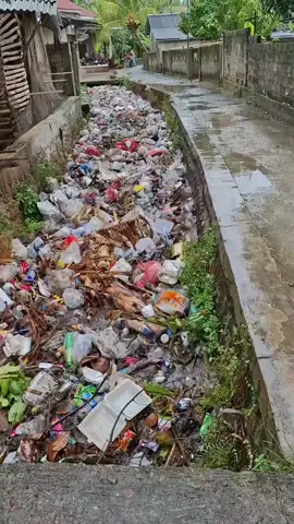 🚨 Musim hujan datang, sampah pun ikut hanyut! Di salah satu selokan sepanjang ±5-7 meter, terlihat penuh dengan tumpukan sampah terbawa arus. Kondisi ini bukan hanya bikin mampet saluran air, tapi juga ancaman banjir di musim hujan. ⚠️ Buat kota lain, ayo belajar! Jangan biarkan selokan jadi tempat sampah berjalan. Buanglah sampah pada tempatnya, demi lingkungan yang lebih sehat dan aman. 🌍 --- banjir musim hujan, sampah selokan, jangan buang sampah sembarangan, peduli lingkungan, kota bersih, Banyuwangi A1 --- #BanyuwangiA1 #Banjir #MusimHujan #SelokanPenuhSampah #StopBuangSampah    