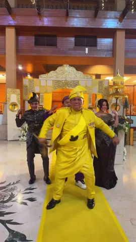Sorry Roy Tepi Sikit Bagi Laluan . @roybundle @Adykana the Don @emma maembong  OUTFIT BY - @ariweddingcouture 