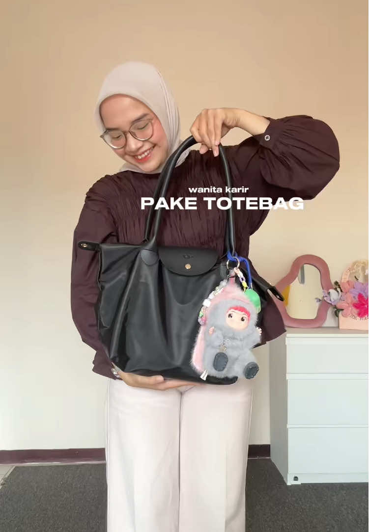 totebag yang jompo approved, karena muat banyak barang tapi tetep nyaman dipakenya!😙💌 #localbrand #taswanita #shoulderbag #outfitideas #whatsinmybag @wallts_ 