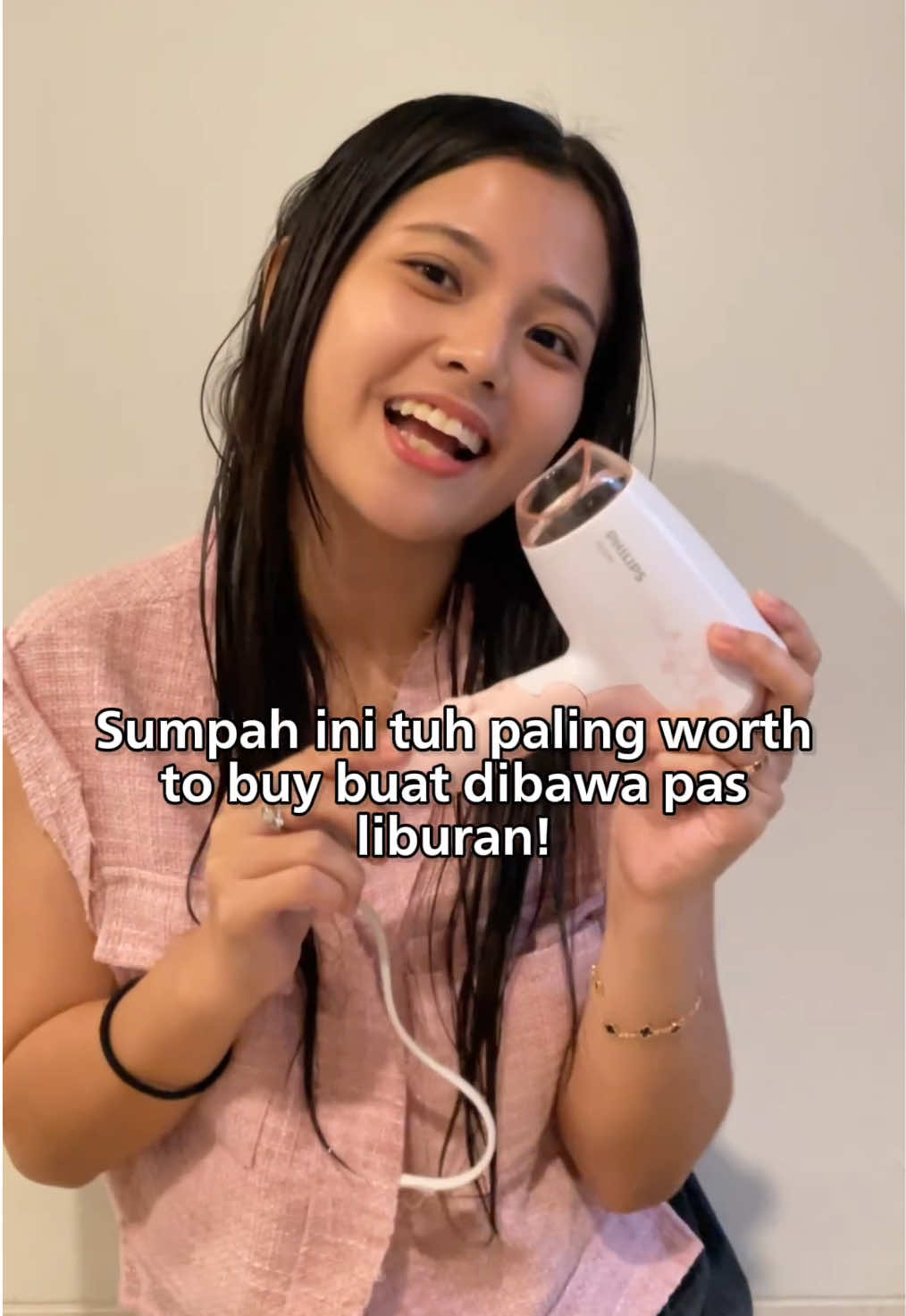 Sering bete koper jadi penuh gara-gara hair dryer? Tenang bestie, ada Philips Hair Dryer HP8108! Gagangnya bisa dilipat, jadi hemat ruang dan gampang dibawa kemana-mana. Travel-friendly banget, harganya pun tetap affordable. ✨ Gagang lipat, koper tetap lega ✨ 400W, pengeringan optimal Liburan lancar, rambut tetap rapi dan kece. Klik keranjang kuning sekarang! #StyleWithCare #PhilipsIndonesia #PhilipsBeauty #HairDryer #RekomendasiHairDryer 