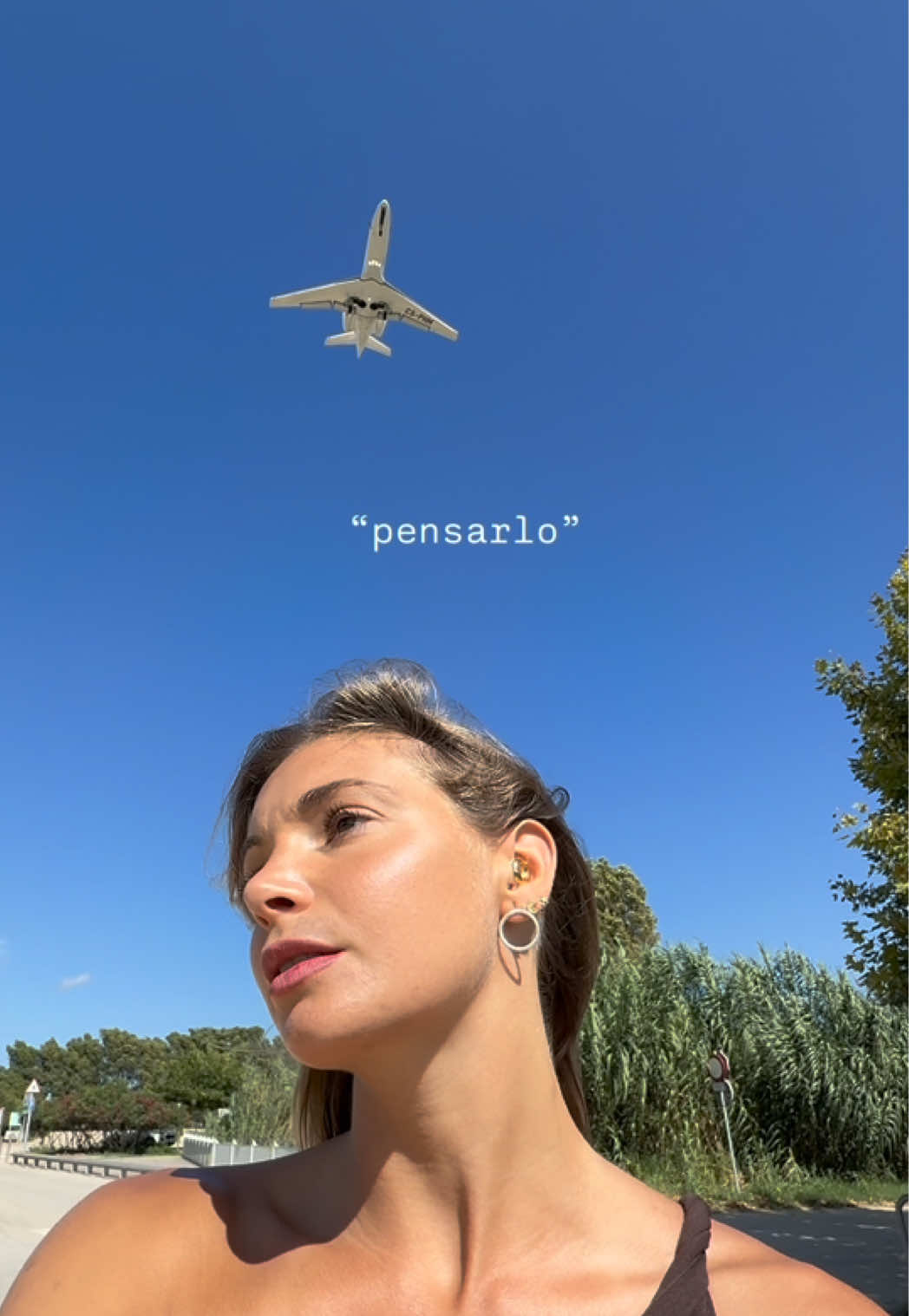 A veces damos por hecho que algo es imposible, antes de preguntar, investigar, descubrir “cómo” lo hago Pensar en el objetivo final puede abrumar, pero cuando avanzas paso a paso te das cuenta de que lo que parecía una montaña enorme es ahora una cima alcanzable Con la aviación; yo siempre digo lo mismo. 15 años atrás no habría imaginado estar dónde estoy hoy. Y es verdad: el coste de estos estudios es alto, pero se puede gestionar, aunque sea empezando más tarde, lo que es verdaderamente limitativo, en todo caso, es la salud ❤️‍🩹✈️