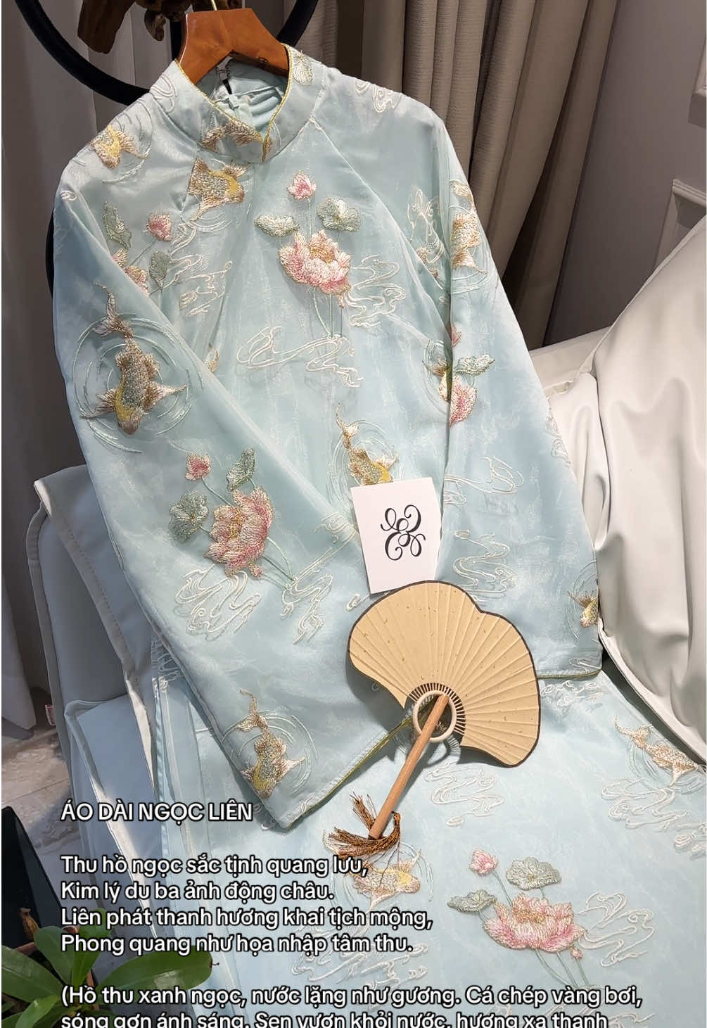 ÁO DÀI NGỌC LIÊN  Thu hồ ngọc sắc tịnh quang lưu, Kim lý du ba ảnh động châu. Liên phát thanh hương khai tịch mộng, Phong quang như họa nhập tâm thu. (Hồ thu xanh ngọc, nước lặng như gương. Cá chép vàng bơi, sóng gợn ánh sáng. Sen vươn khỏi nước, hương xa thanh khiết. Toàn cảnh như tranh, vừa tĩnh vừa an) #edini #aodaivietnam #aodaiedini #aodaitruyenthong #aodai 