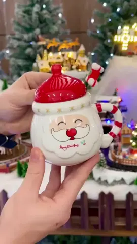 ✨🎄 Entre no clima natalino com essa caneca 3D do Papai Noel! Perfeita para café, chocolate quente ou chá, ela vem com tampa e colher de cerâmica, unindo fofura e praticidade. 🥰☕ 🎁 Uma ótima opção para presentear ou deixar sua mesa ainda mais charmosa no Natal! 🛍 Link na Bio  #canecadenatal #papainoel #presentedenatal #decoracaodenatal #natal2025   