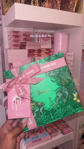 And yes the chocolates are still inside 😅 @Kylie Cosmetics @Kylie Jenner @Harrods #harrods #chocolate  #harrodschocolate #kyliecosmetics #foryoupage 
