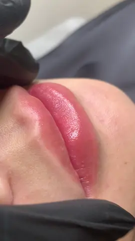 Bạn là dân văn phòng? Bạn trẻ nhưng lo đôi môi đậm sẽ khiến mình trông già đi? Tại 𝘽𝙞 𝙇'𝙖𝙩𝙚𝙡𝙞𝙚𝙧 𝙄𝙣𝙠, sắc môi chỉ ửng nhẹ, trong veo - đủ để gương mặt sáng hồng tự nhiên, mà không ai biết bạn đã làm #BiLatelieInk #khuthammoi #phunmoitunhien 