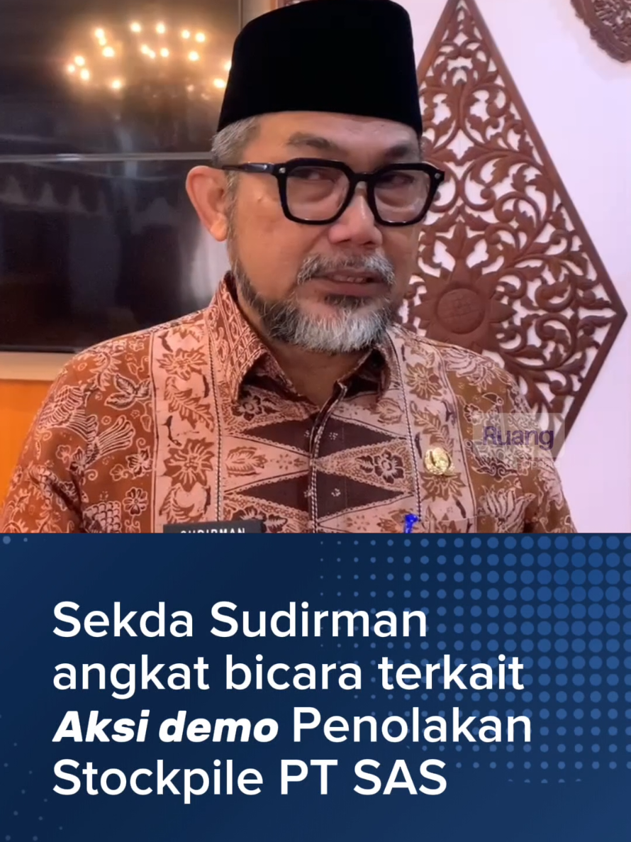 Baik, berikut saya sempurnakan dan bagi menjadi dua paragraf: Sekretaris Daerah Provinsi Jambi, Sudirman, menanggapi aksi demonstrasi penolakan stockpile PT SAS yang berlangsung sejak Sabtu pagi, 13 September 2025. Aksi penolakan tersebut dilakukan dengan cara memblokir Jalan Lintas Timur, sehingga menyebabkan kemacetan panjang dan mengganggu aktivitas lalu lintas masyarakat. Menyikapi hal itu, Sekda menegaskan bahwa Pemerintah Provinsi Jambi tetap menampung aspirasi masyarakat, namun ia berharap aksi demonstrasi tidak dilakukan dengan cara yang merugikan banyak pihak, terutama para pengguna jalan yang membutuhkan kelancaran dan kenyamanan mobilitas. Lebih lanjut, Sudirman menegaskan bahwa pemerintah berkomitmen menjalankan aturan dan regulasi yang berlaku. Setiap perusahaan, termasuk PT SAS, wajib mematuhi ketentuan yang telah ditetapkan. Apabila ditemukan adanya pelanggaran regulasi, Pemerintah Provinsi Jambi tidak akan ragu memberikan tindakan tegas. Namun, jika operasional perusahaan telah sesuai dengan aturan yang berlaku, maka kegiatan tersebut harus tetap berjalan. Pemerintah juga memastikan akan terus melakukan pengawasan agar keseimbangan antara kepentingan masyarakat dan keberlangsungan usaha tetap terjaga. #demo #batubarajambi #jambipride #jambi #macet 