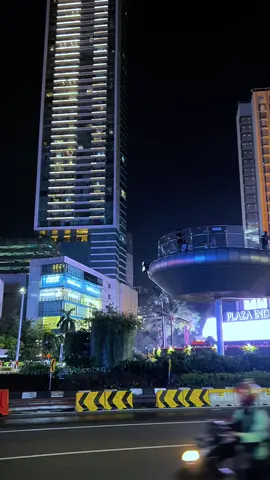 Halte Bundaran HI . Videonya boleh kalian ambil buat bahan content pemula/Nostalgia, di izinin. Ga usah folow. #jakarta #bundaranhi #foryou #fyp #citylights 