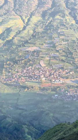 Sindoro selalu cantik dilihat dari sudut pandang manapun 🥹💖🥰 Gunung Sumbing 3378 mdpl Via Garung Wonosobo Jawa Tengah, Indonesia 🇮🇩 #sindoro #sumbing #sumbingviagarung #sumbingmountain #wonosobo              
