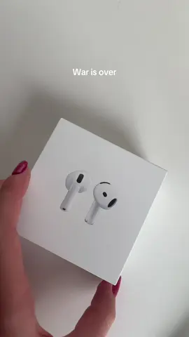 War to ja miałam z rozplątywaniem tych słuchawek .. ale i tak mam do nich sentyment 🥹 #dlaciebie #airpods4 #headphones🎧 #fyp #viralvideos 