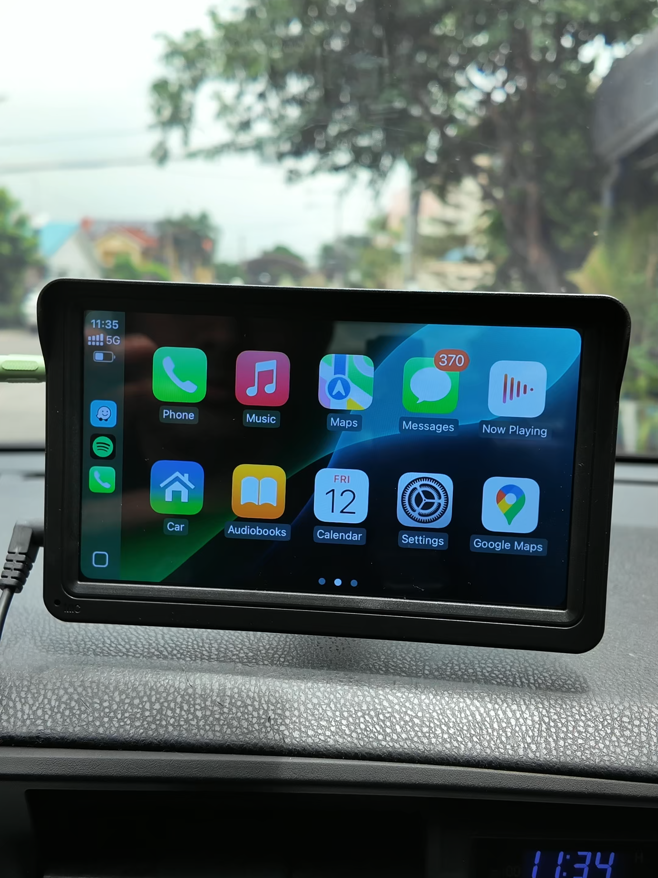 Dikona need gamitin phone while naka waze.  A must have talaga para sa mga walang headunit na cars.  #portableheadunit #applecarplay #androidauto #headunit
