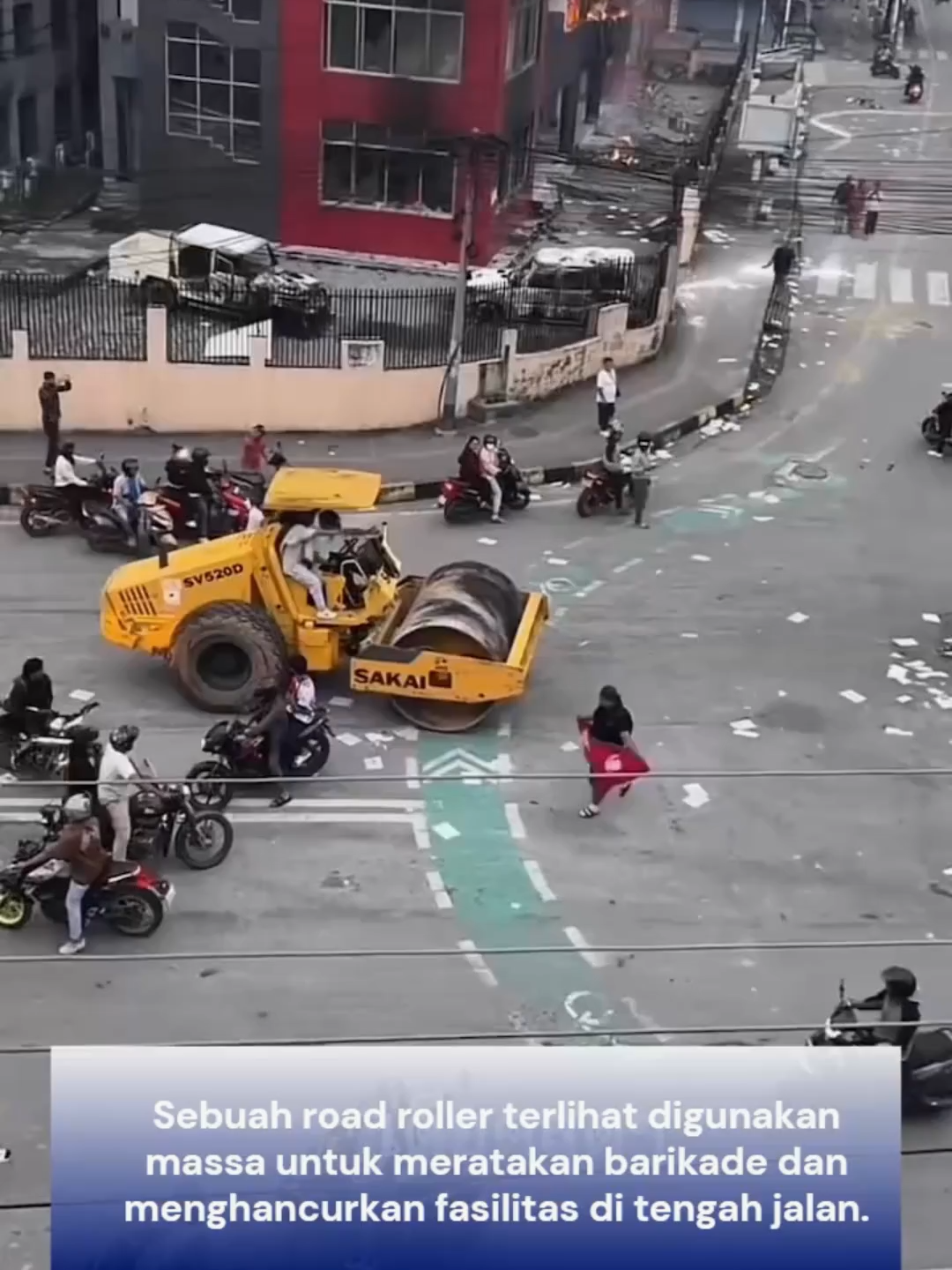 aksi nepal demo pakai road roller  Situasi Nepal semakin tak terkendali. Sebuah road roller terlihat digunakan massa untuk meratakan barikade dan menghancurkan fasilitas di tengah jalan. Suasana kota berubah kacau, lalu lintas terhenti, dan ribuan warga menyaksikan aksi tersebut di tengah gelombang protes besar-besaran yang mengguncang Nepal. Aksi ini menjadi simbol betapa parahnya eskalasi demo yang awalnya hanya unjuk rasa kini berubah menjadi kerusuhan terbuka. #Nepal #NepalToday #NepalUpdate #BreakingNews #NepalCrisis #NepalProtest #NepalUnrest #DemoNepal #KondisiNepal #NepalHariIni #NewsUpdate #GlobalNews #BeritaDunia #KerusuhanNepal