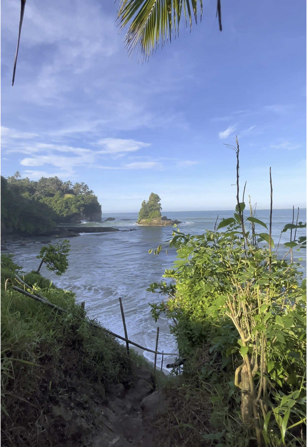 yg udah pernah kesini coba ceritain di kolom komentar gimana pantai nya? 🥶🌊🌴 #pantaikaranggantungan #pantaiujunggenteng #minimalhudangisuk 