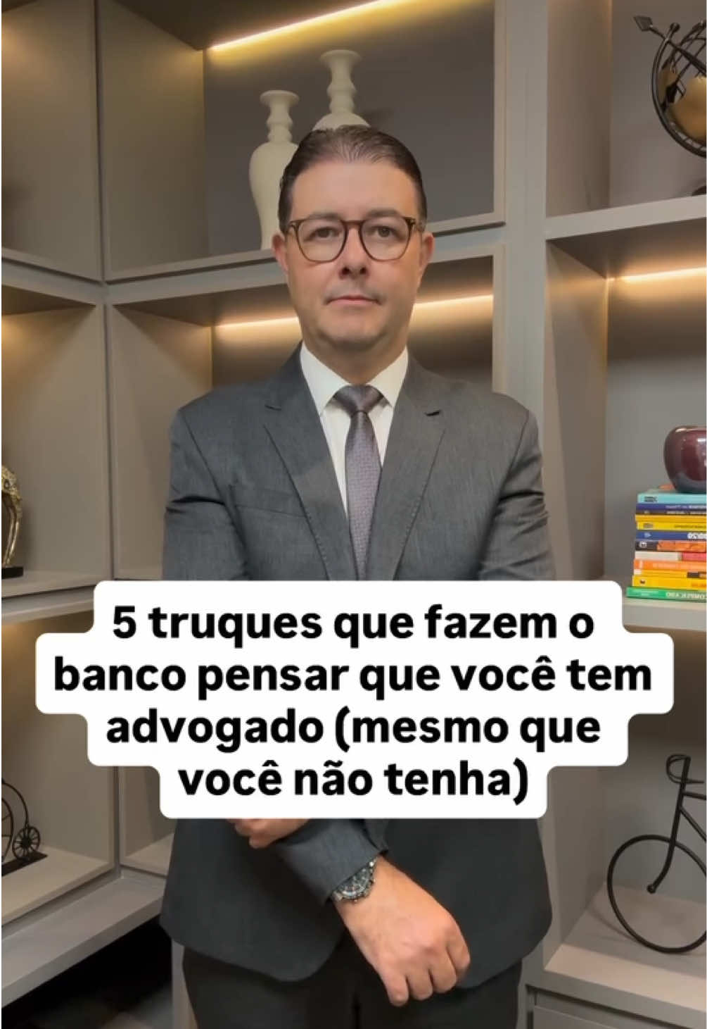 🚨 Quando você negocia dívida, o banco tenta perceber se você está sozinho ou se tem um advogado por trás. Se acha que você está desinformado, empurra juros abusivos e acordos ruins. Mas se percebe firmeza, muda o tom na hora. Aqui vão 5 truques que fazem o banco pensar que você tem advogado ao seu lado (mesmo que você não tenha): 1️⃣ Peça o demonstrativo detalhado da dívida isso mostra que você sabe dos seus direitos e deixa o banco desconfortável. 2️⃣ Nunca aceite a primeira proposta diga que vai “avaliar juridicamente” antes de responder. 3️⃣ Anote tudo por escrito peça confirmação formal das condições, não confie em conversa de gerente. 4️⃣ Use termos técnicos simples falar em “juros abusivos” ou “ação revisional” já coloca pressão. 5️⃣ Mostre que tem reserva para quitar à vista mesmo que seja menor, isso força o banco a oferecer desconto real. ⚖️ Negociar não é implorar, é estratégia. 👉🏼 já me siga aqui no @denisjunqueira para aprender a usar esses truques de forma legal e segura para reduzir sua dívida.  #dinheiro #finanças #finance #dividas #sairdasdividas 