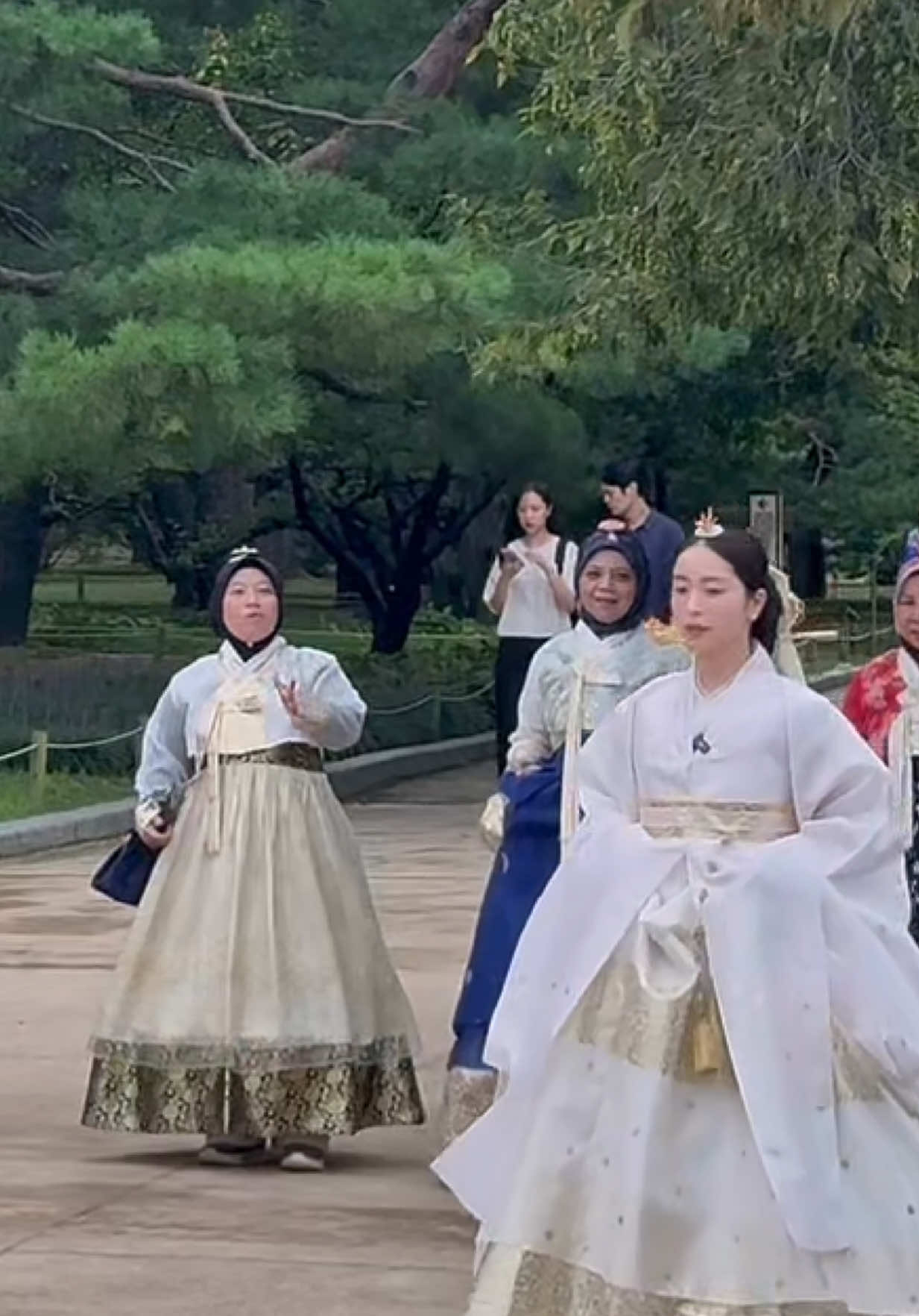 New music is chill, new Hanbok is stunning 😍 If you love it, drop a ❤️ right now!#HanbokLina #Hanbok #hanbokhanquoc #hanbokkorea #경북궁 