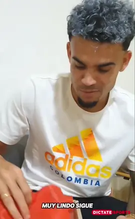 Luis Diaz Recieves a custom PS5 controller with ‘Diogo J’ printed on the back. A special gift to remember his Liverpool teammate❤️  #fyp #diaz #jota #liverpool 